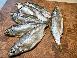 Ресторанные гренки с перцем чили: Тарань вяленая (Азовская)